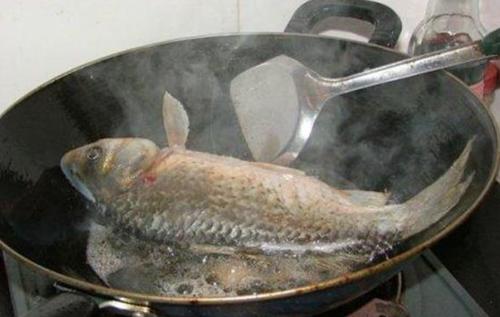 剥蒜皮泡水妙招,怎么泡蒜容易剥皮