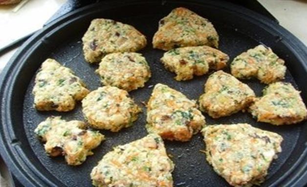 用电饼铛和剩馒头自制美味披萨,电饼铛都能做什么美味的早餐呢