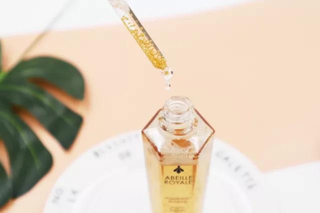 金子总是发亮的,贴在脸上是不是更亮?这个想法很壕