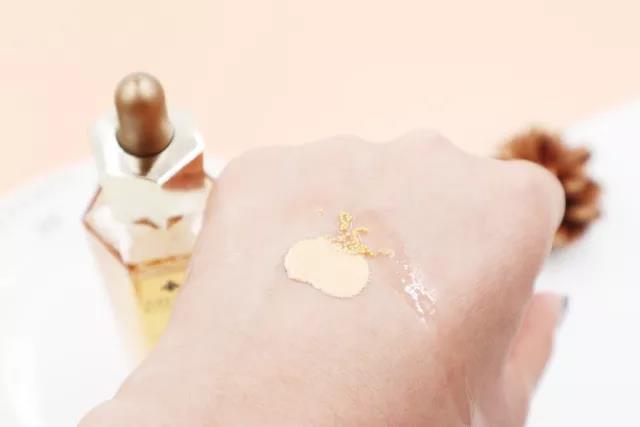 金子总是发亮的，贴在脸上是不是更亮？这个想法很壕