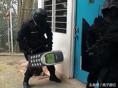 女孩子一个人住酒店反锁门,女生一个人住酒店有人敲门怎么办