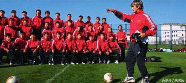 国足消极出战惨败里皮你敢不敢像米卢那样脱裤子看球员的屁股？