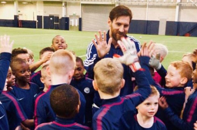 梅西巴黎圣日耳曼训练震惊队友,梅西训练惊呆姆巴佩