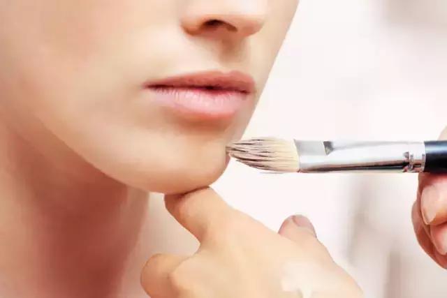 涂粉底液女人都担心的是什么,99%女人搞错油性肌肤解决方法