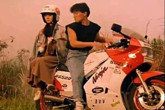 很多年后,香港影帝拎起屠龙刀说:大家好,我是渣渣辉——飞碟说