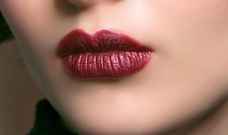 浅色唇妆妆容 (精致大红唇妆容惊艳)