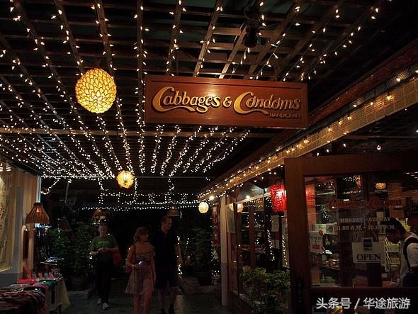 在泰国吃饭，临走时服务员竟然塞给我们一只套套？！