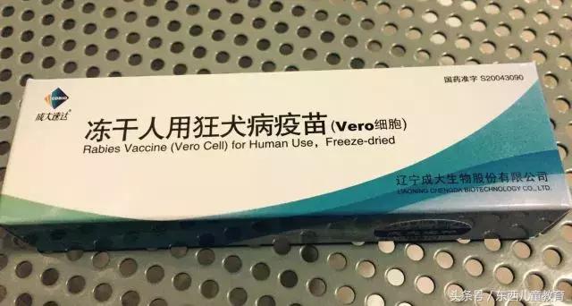 小女孩和她妈妈被狗咬,被自己家小奶狗咬出血要打针吗