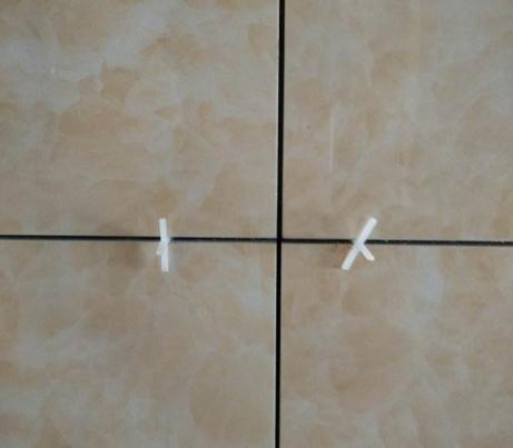 瓷砖四个角平中间起鼓怎么解决,家里瓷砖突然鼓起怎么修复