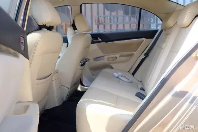 吉利帝豪ec7和715哪个好,吉利帝豪ec7油气混合版测试