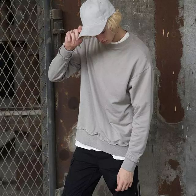 男士宝蓝色衬衫上衣搭配什么裤子,男士上衣怎么穿搭显高