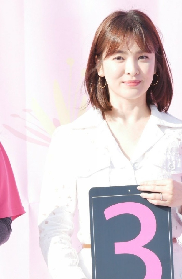 宋慧乔太阳的后裔柳时镇救姜暮烟,宋慧乔离婚后首现身一袭白裙