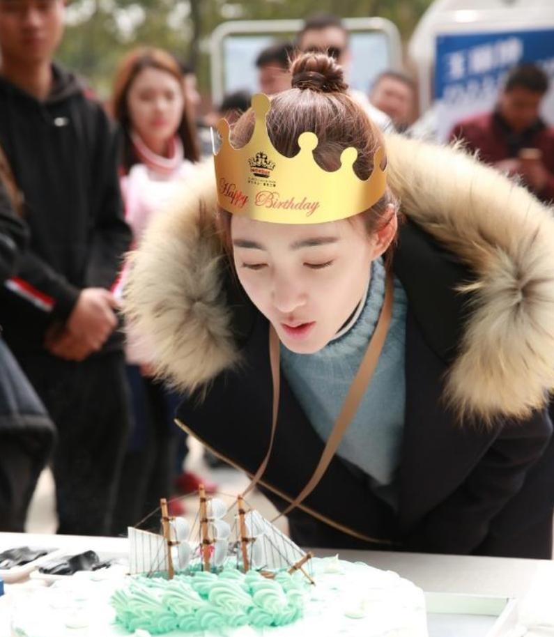 蓝色减龄毛衣,王丽坤穿高领毛衣好看吗