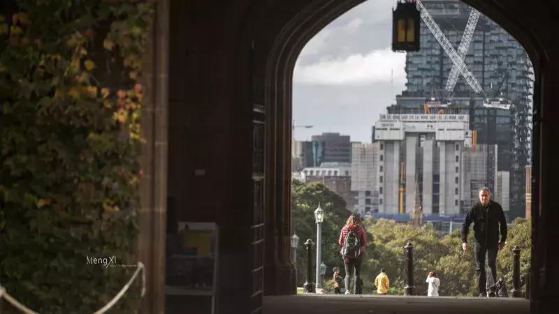 银行卡钱被盗保险怎么赔,银行卡在境外被盗刷该谁理赔