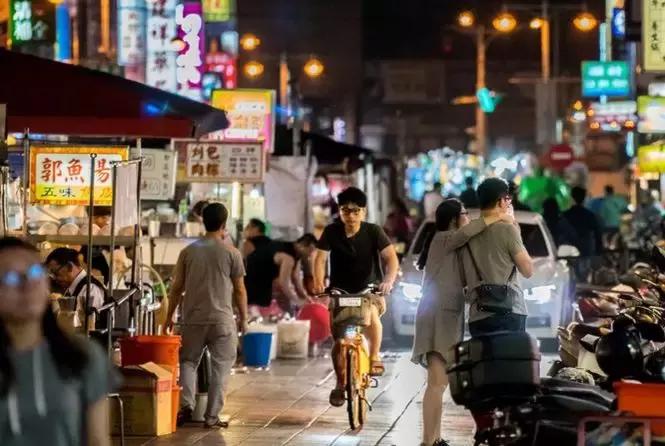 银行卡钱被盗保险怎么赔,银行卡在境外被盗刷该谁理赔