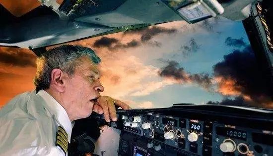 小朋友第一次坐飞机很好奇,80后首次坐飞机心中充满好奇