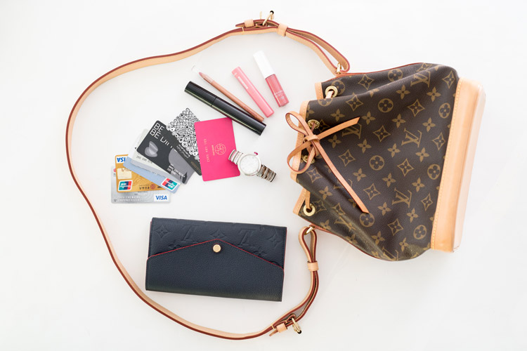 我们翻遍了300名员工的私人包价值¥100000000没别的就是壕！