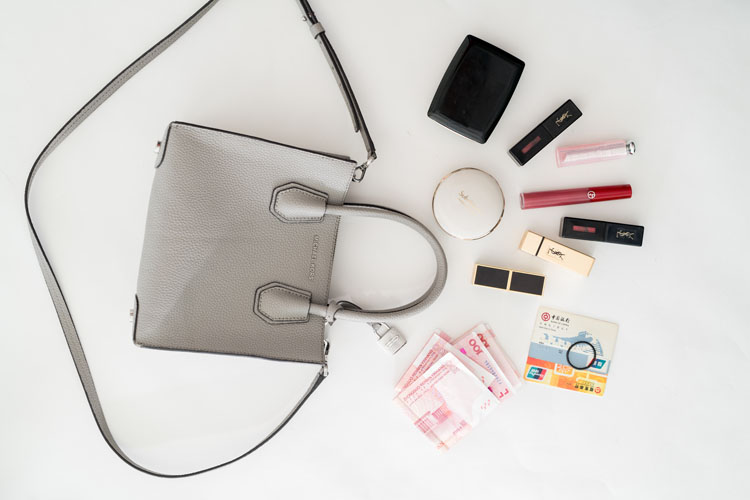 我们翻遍了300名员工的私人包价值¥100000000没别的就是壕！