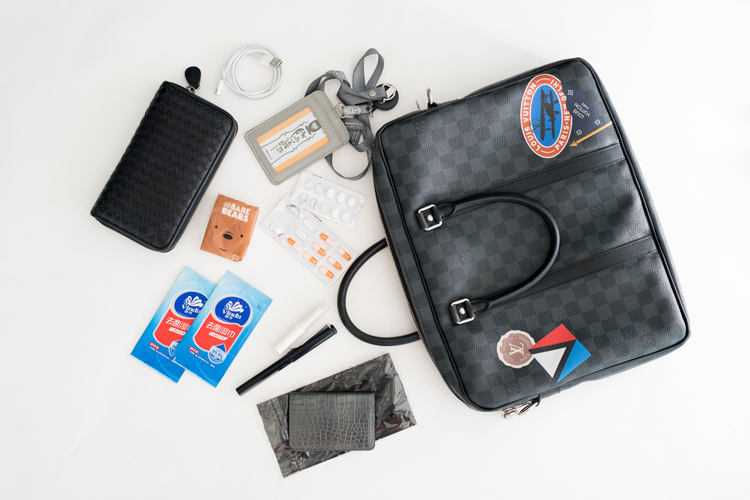 我们翻遍了300名员工的私人包价值¥100000000没别的就是壕！