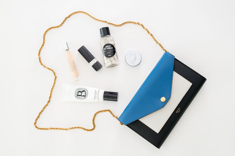 我们翻遍了300名员工的私人包价值¥100000000没别的就是壕！