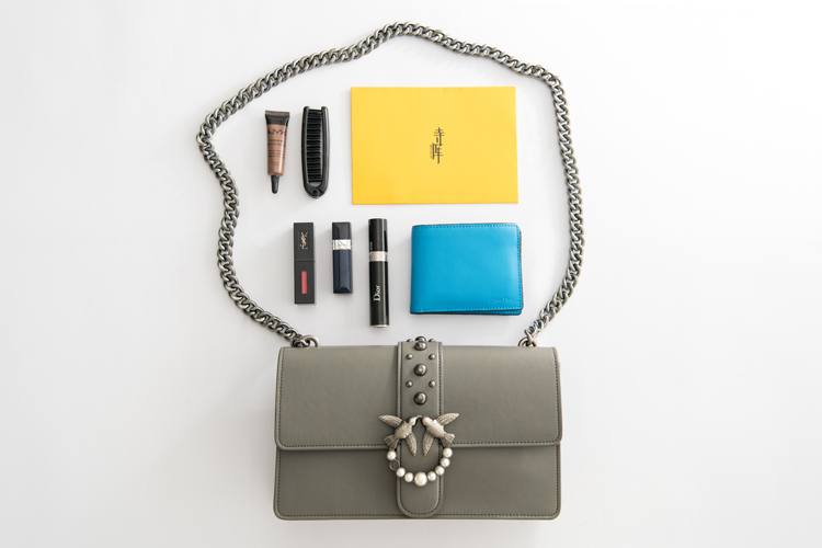 我们翻遍了300名员工的私人包价值¥100000000没别的就是壕！