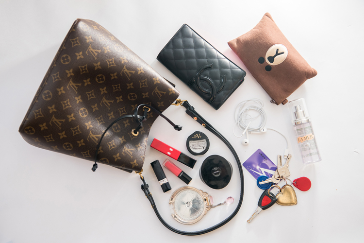 我们翻遍了300名员工的私人包价值¥100000000没别的就是壕！