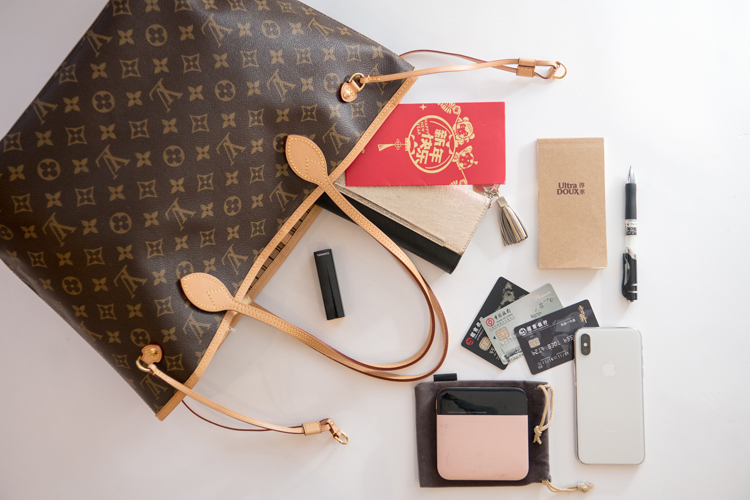 我们翻遍了300名员工的私人包价值¥100000000没别的就是壕！