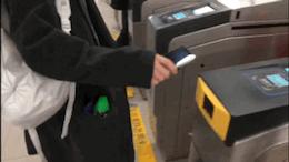 iphone12刷公交卡手机需要打开吗,iphone刷公交卡弹出银行卡