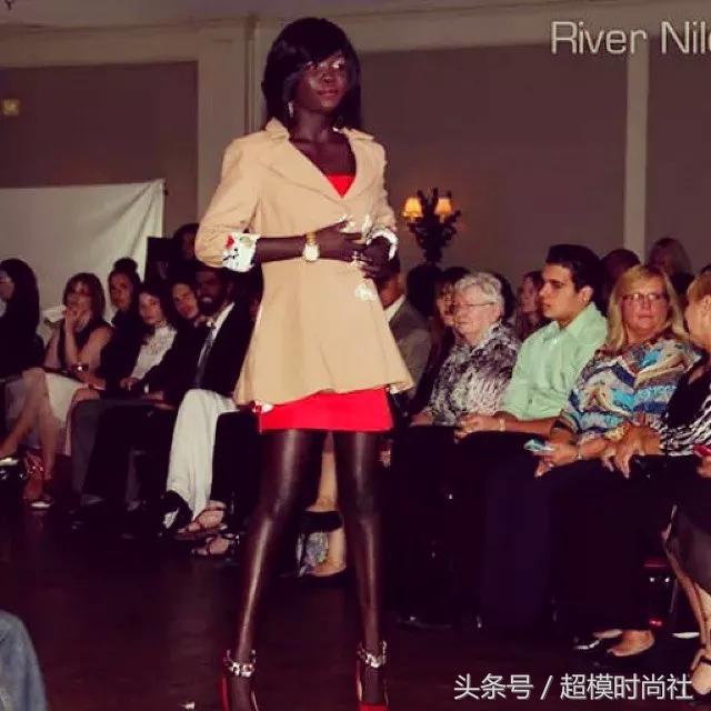 她连牙龈都是乌黑的!但她却敢反歧视,活成INS大热的模特女王