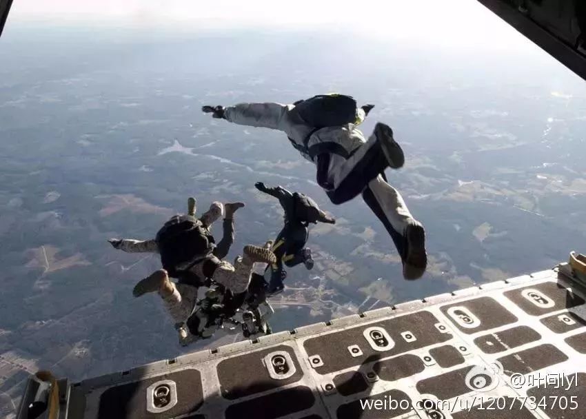 世界最年轻辣妈身材,比基尼走秀夏日套装欧美辣妈