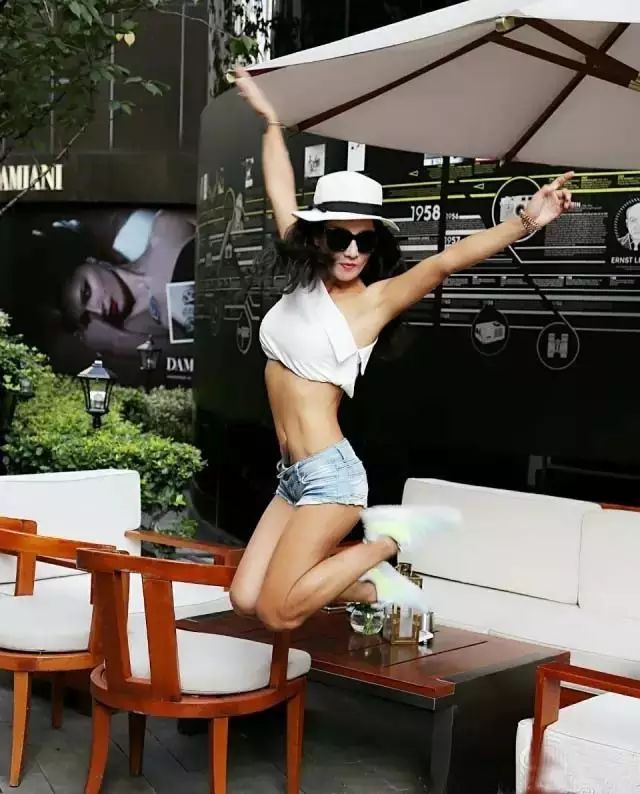 世界最年轻辣妈身材,比基尼走秀夏日套装欧美辣妈