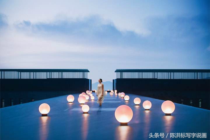 ​一年卖1250万的美女画家，“献丑”三亚！她的成功就靠这四步