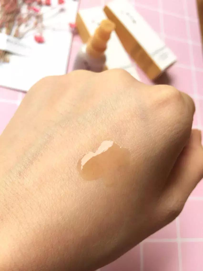 安瓶精华和小黑瓶哪个好,安瓶和安瓶精华的区别在哪里