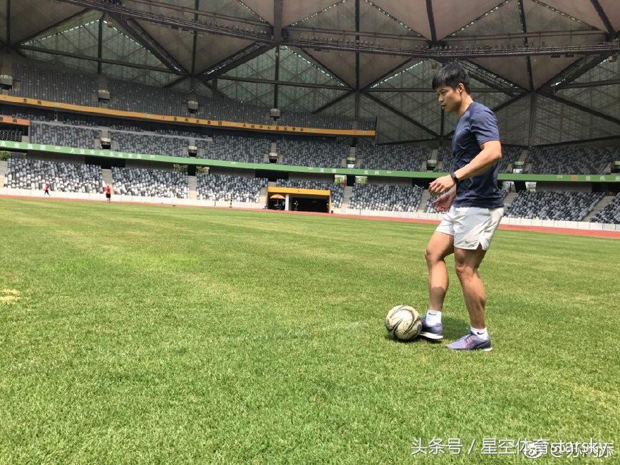 博尔特三连踢,博尔特冲出弯道