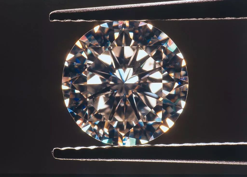 钻石是如何形成的，凭什么就卖那么贵，真有那么大价值吗？