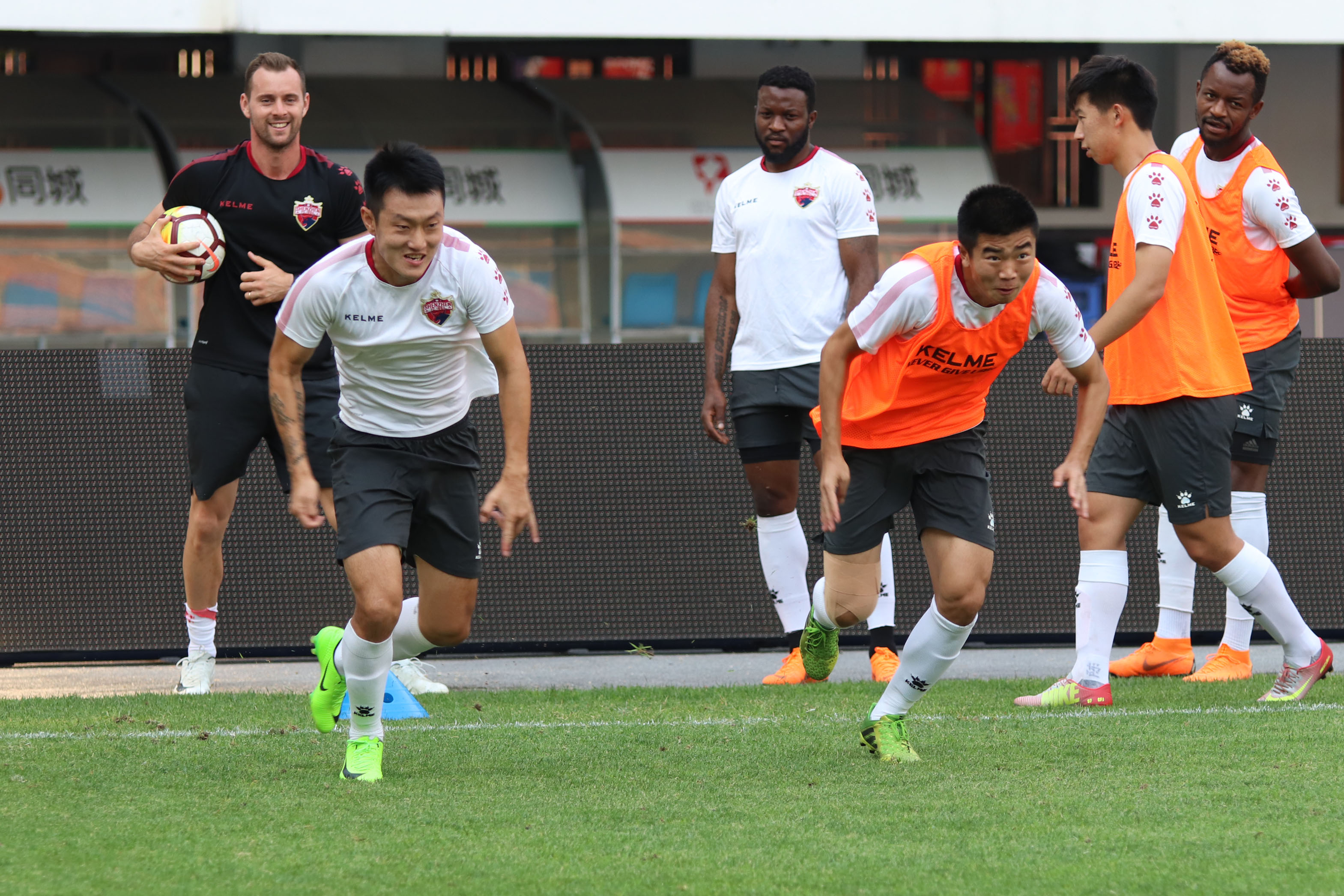 赛前认真准备,赛前认真的热身