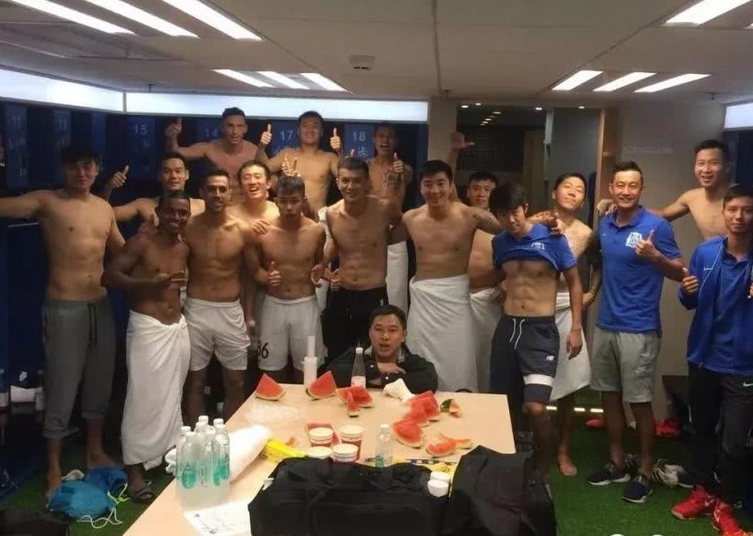 足球运动员走进更衣室视频,足球更衣室好还是篮球更衣室好