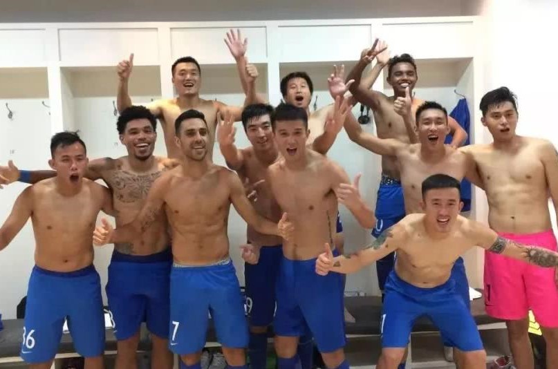 足球运动员走进更衣室视频,足球更衣室好还是篮球更衣室好