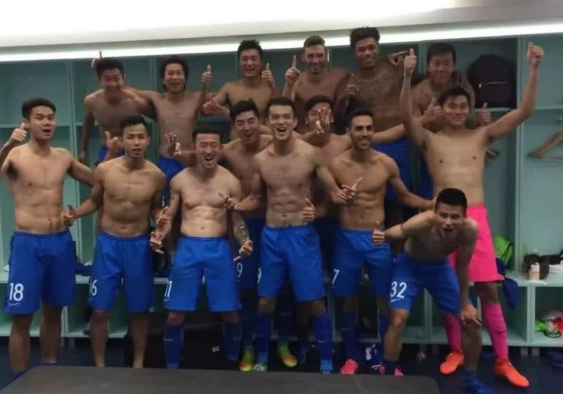 足球运动员上场前的更衣室,足球球员更衣室场景