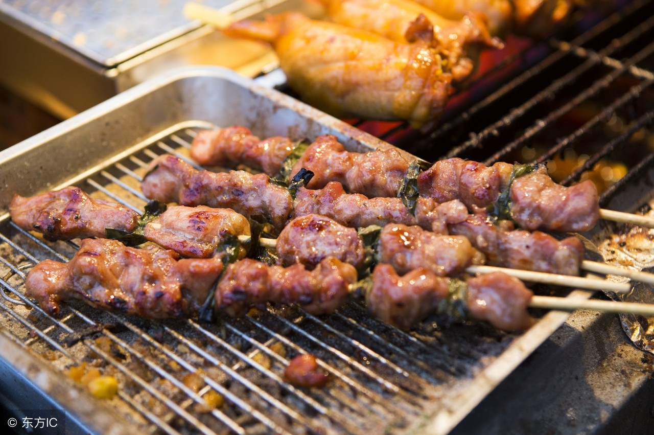 吃烧烤的木炭怎么烧起来呀,吃烧烤的炭要怎么才能点燃