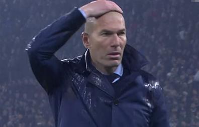 c罗世界级倒钩布冯竖大拇指,c罗惊天倒钩布冯竖大拇指