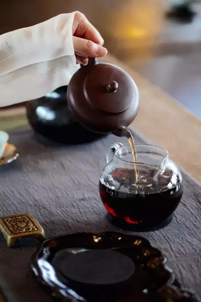 茶席上的茶器是什么样的,一个完整的茶席有几个茶器