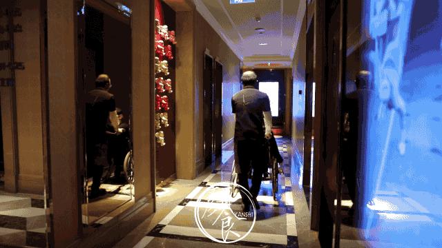 我在「纯K」中见到同一个姑娘，五次