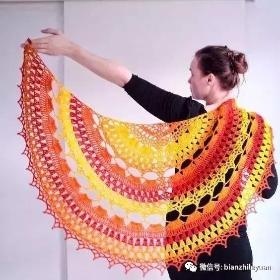 听说妈妈带着毛线披肩出游，画风是这样的……