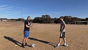 一人分享一个足球技巧,足球重心过人技巧