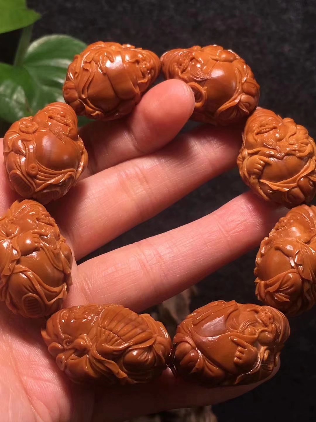 橄榄核雕有哪些套路,橄榄核小籽雕刻师