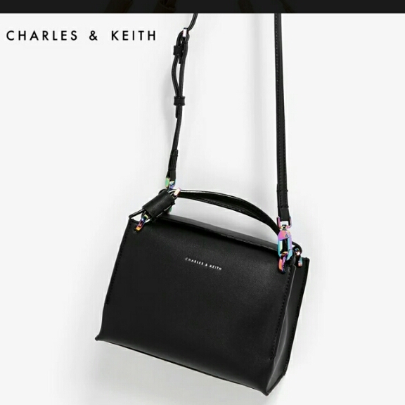 charles&keith复古印花包包,charleskeith白色流浪包穿搭