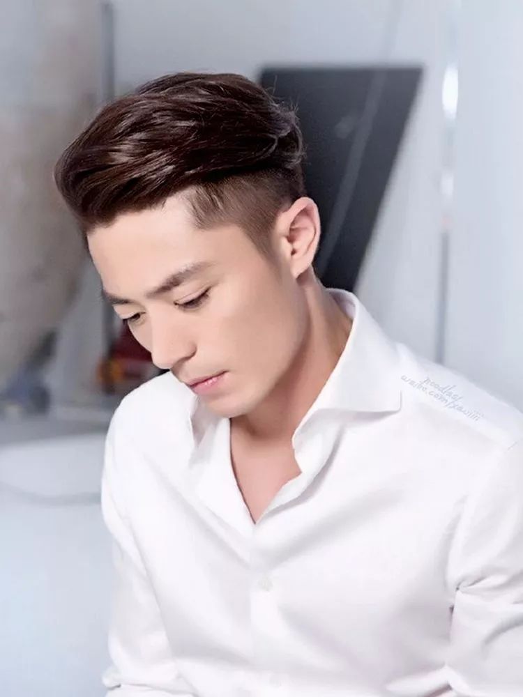 圆脸发际线高的男生适合什么发型,发际线高头发稀少发型男