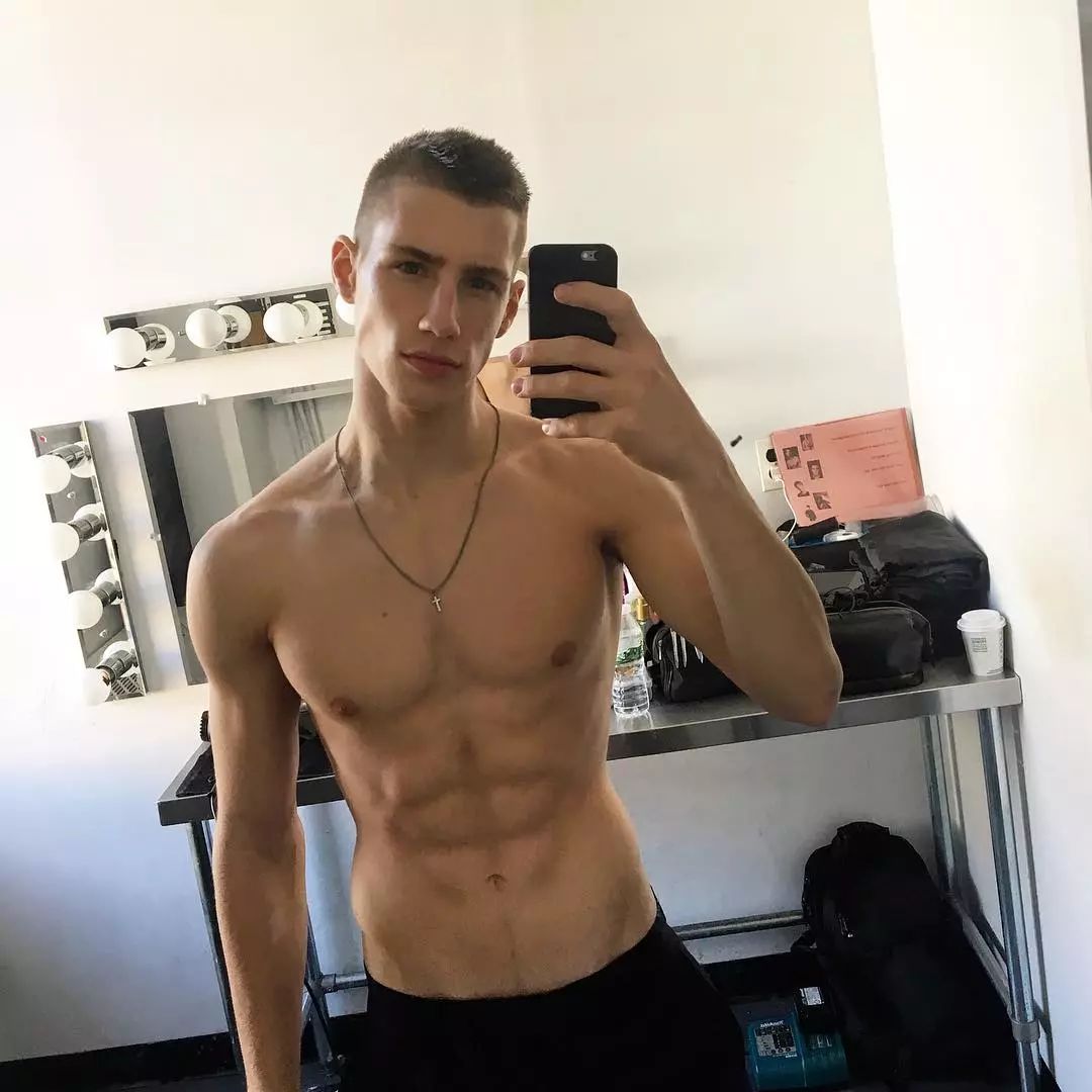 专门拍广告的男网红,专拍侧脸的男网红