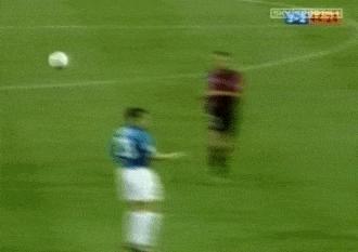 c罗神级倒钩对萨拉赫,足球史上第一个倒钩射门